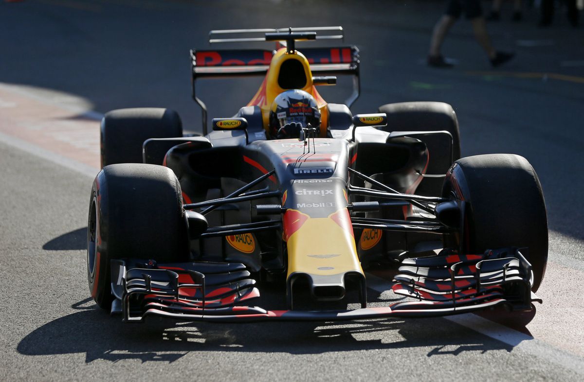 Ricciardo wint knotsgekke race in Bakoe, Verstappen valt uit (video's)