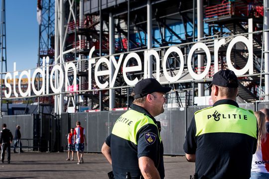 🎥 | Politie houdt 7 relschoppers aan voorafgaand aan Feyenoord-Ajax