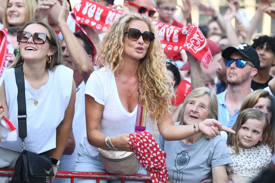 🎥 📸  | Antwerpen op z'n kop voor kampioensfeest Van Bommel en co