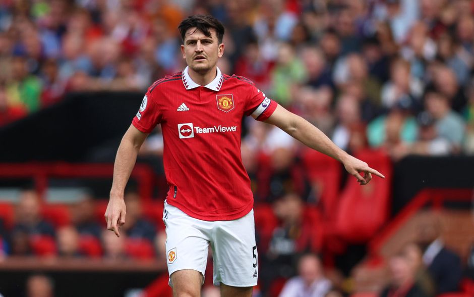 'Of hij nu blijft of niet: Erik ten Hag pakt de aanvoerdersband van Harry Maguire af'
