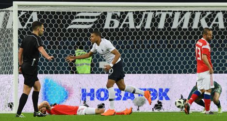 Mbappé schiet Frankrijk langs WK-gastland Rusland