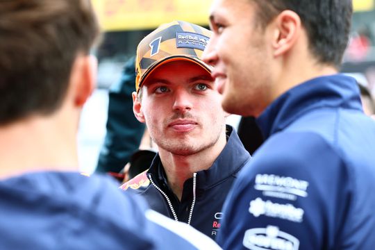 Albon onder de indruk van Verstappen: 'Ik denk dat hij daar heel veel respect voor verdient'