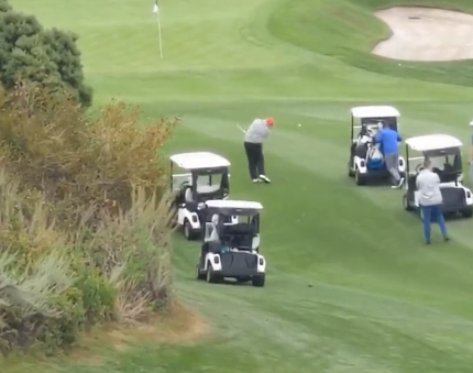 🎥🤣 | Oefening baart geen kunst: Donald Trump faalt hard en slaat golfbal in bosjes