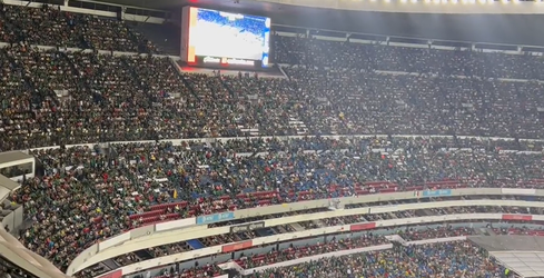 🎥 | Mexicaanse fans roepen massaal om Feyenoord-spits Santiago Giménez: 'Santi, Santi, Santi!'