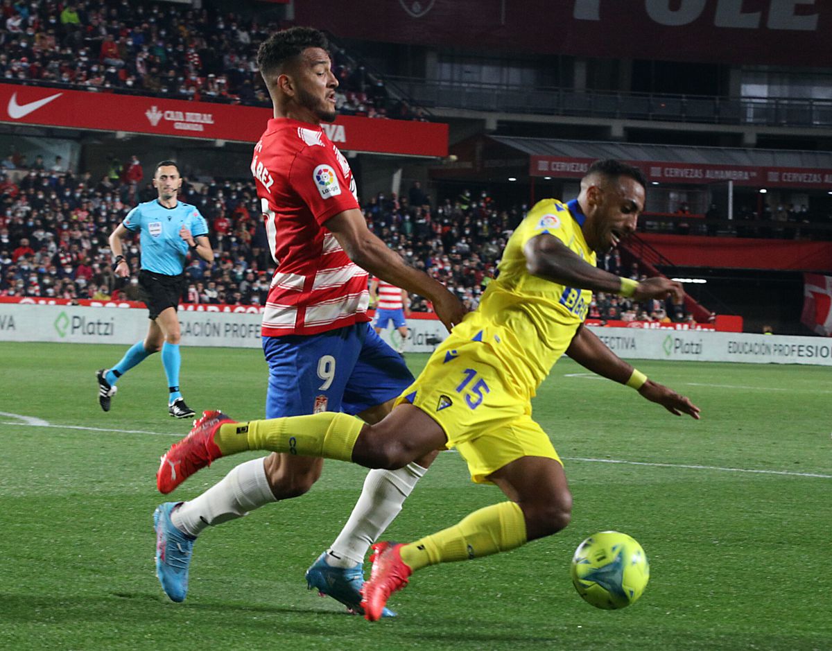 Wéér racisme in voetbalstadion: 'fans' van Granada maken Akapo van Cadiz uit voor 'aap'