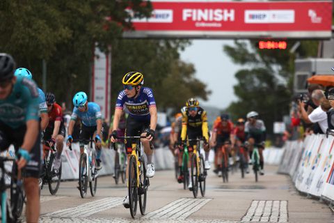 Jonas Vingegaard kraakt concurrentie in Kroatië: ritzege en leiderstrui