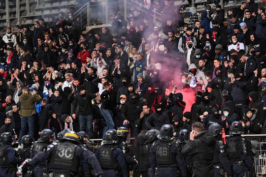 🎥 | Sacreblue! Weer rellen in Frankrijk: bekerduel Paris-Olympique Lyon gestaakt