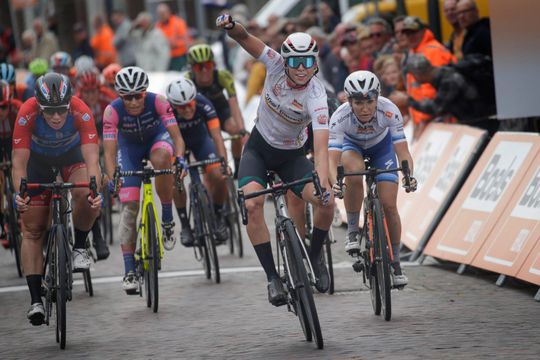 Lorena Wiebes wint ook 2de etappe in Boels Ladies Tour en pakt de leiding