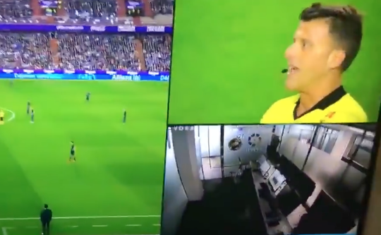 WTF! Scheids roept tijdens duel Real om hulp videoscheids, maar VAR-ruimte is leeg (video)