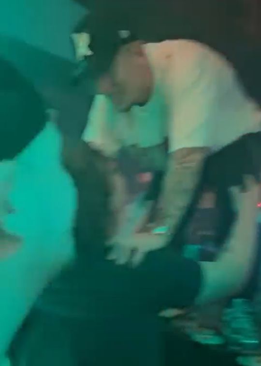 🎥 | Even ontspannen: FC Groningen-speler dansend op de bar gespot in uitgaansleven