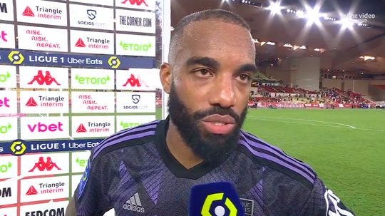 🎥 | Heliumballonnetje gepakt? Lacazette kan niet om piepstem heen in interview