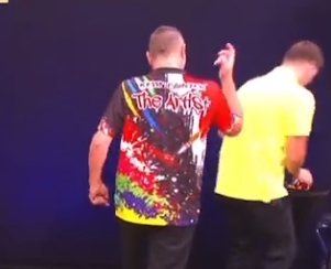 🎥 | Voormalig PDC-topper Kevin Painter schudt hoofd na 'zwak' handje Moreno Blom