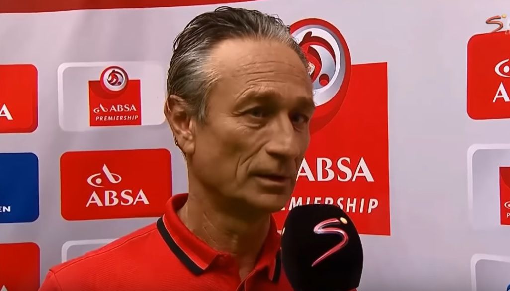 Coach neemt na flinke afgang ontslag op live tv (video)