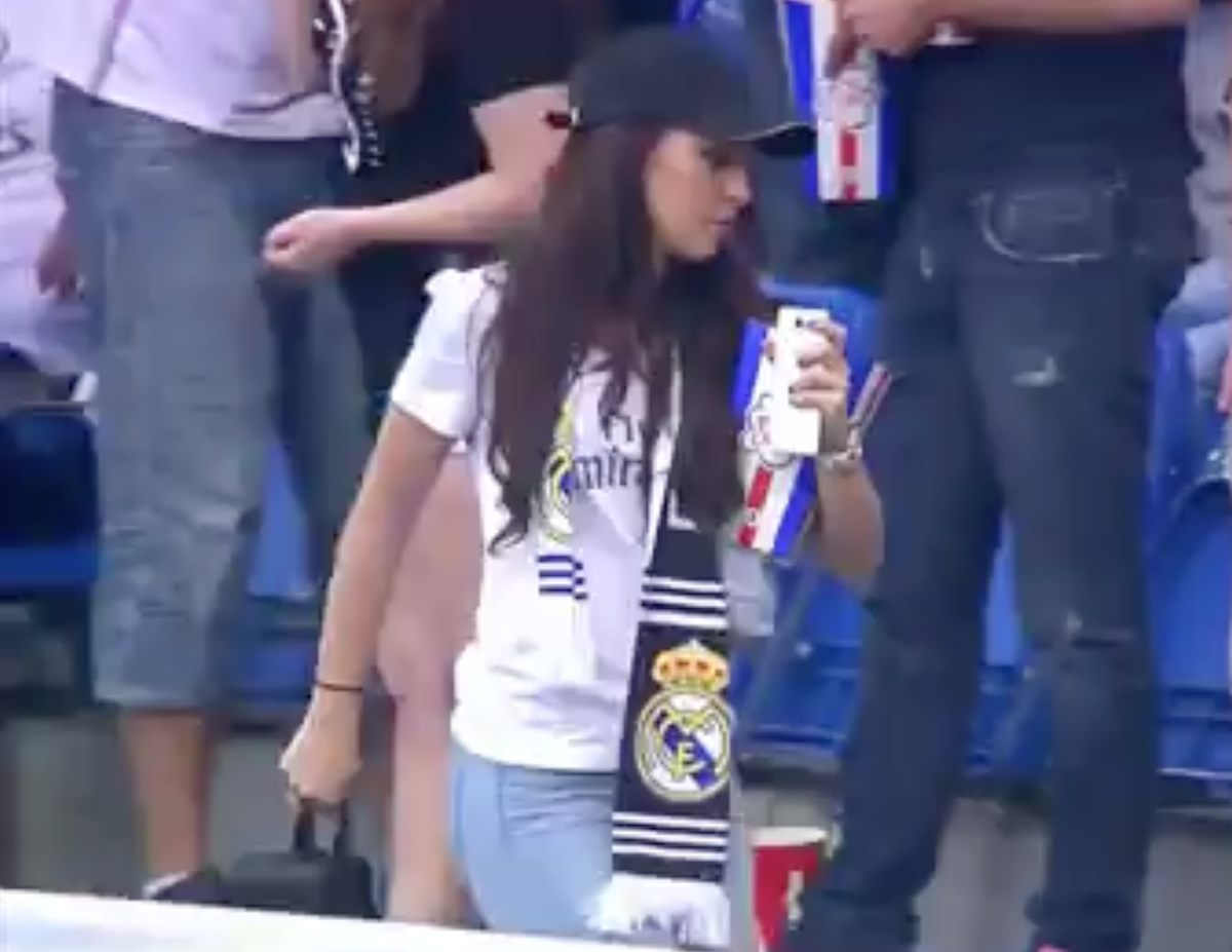 Cameraman verlegt aandacht op lekkere billen van sexy Real Madrid-fan (video)