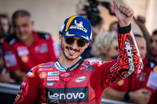 Francesco Bagnaia rijdt snelste ronde ooit en pakt pole voor MotoGP-race in Aragón