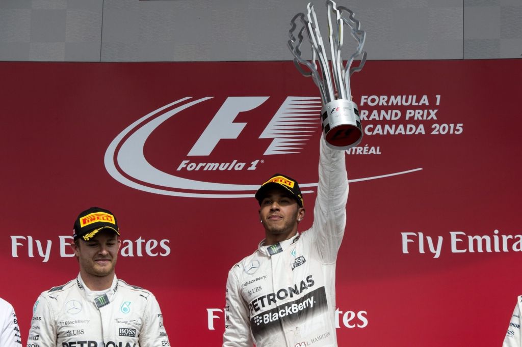 Hamilton klaagt over plastic F1-trofeeën