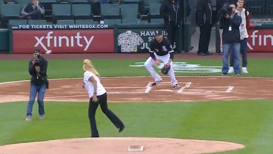 Blondje mag bal werpen bij MLB-potje, maar gooit haast fotograaf omver (video)