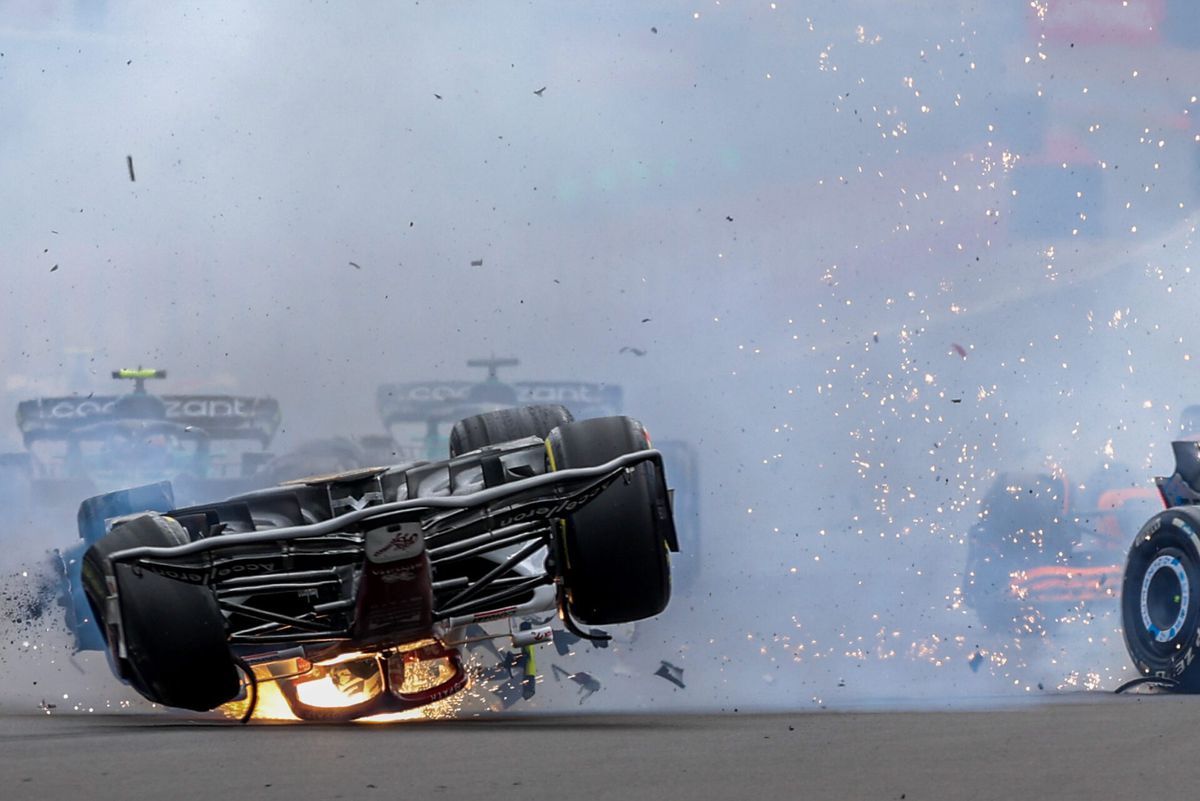 Zhou blikt terug op heftige crash op Silverstone: 'De F1-coureurs voelen als familie'