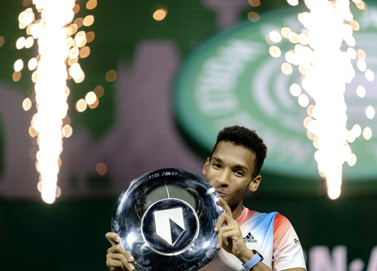 Canadese tennisser Auger-Aliassime verslaat topfavoriet Tsitsipas in finale Rotterdam