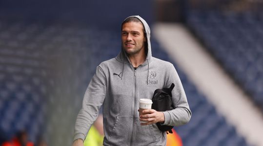 📸 | Laveloze Andy Carroll paar weken voor zijn eigen bruiloft in bed gespot met andere vrouw