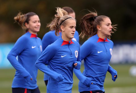 Wat kunnen Oranje Leeuwinnen leren van Spanje? 'Alleen de etenstijden'