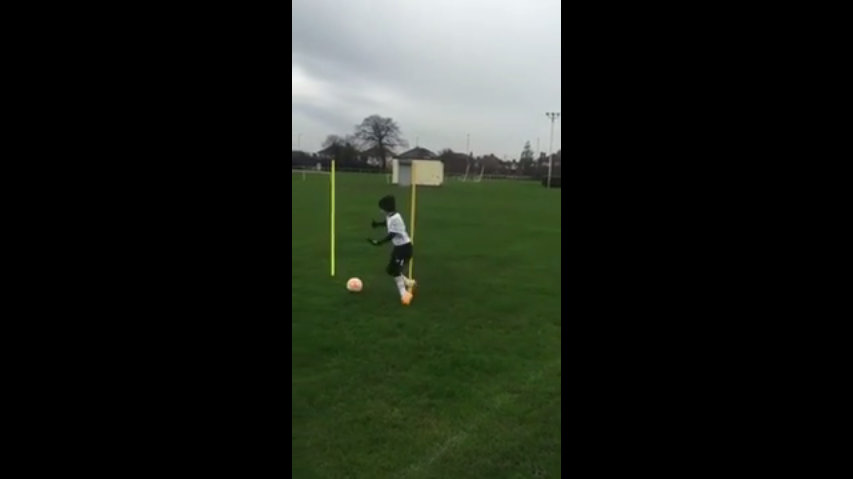 9-jarig kind kan weer voetballen na hersenverlamming (video)