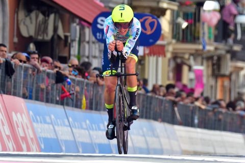 Noorse wielrenner neemt geen voorbeeld aan Remco Evenepoel en rijdt ondanks covid Giro uit