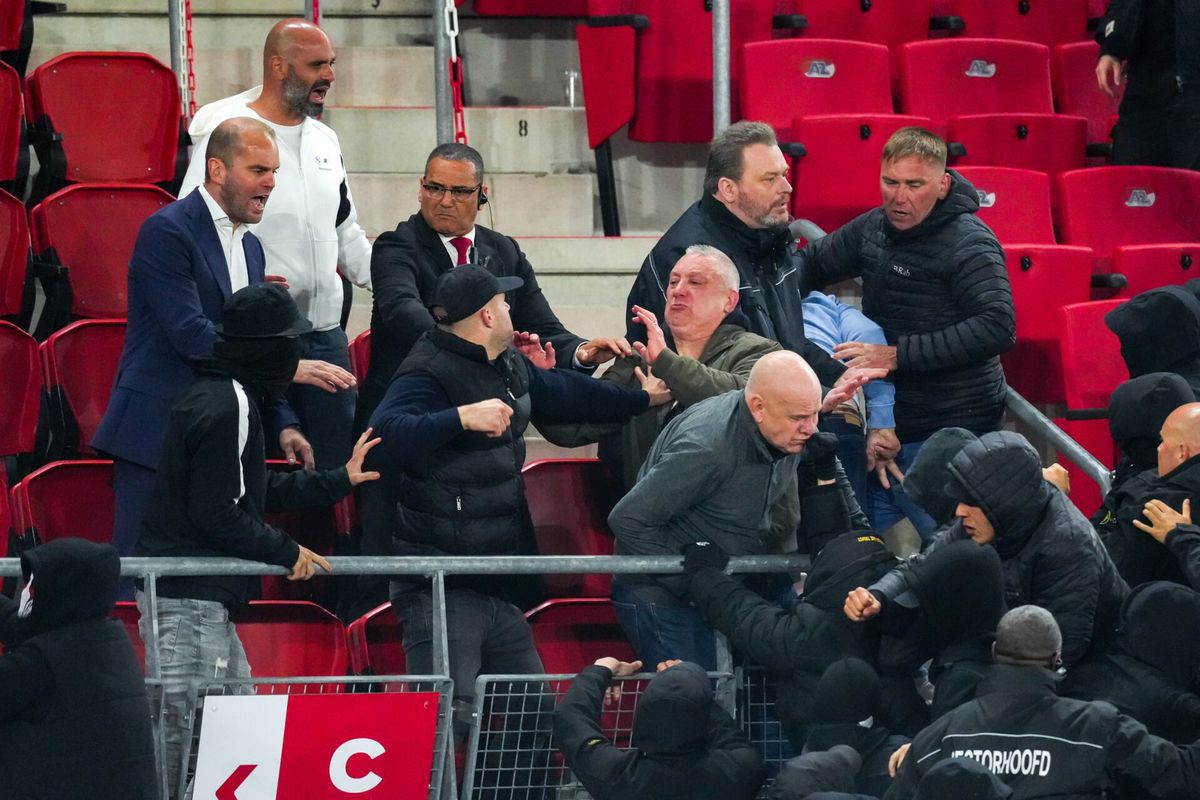 Politie arresteert nog eens 3 AZ-relschoppers na chaos bij thuisduel tegen West Ham United