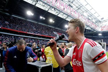 De Ligt bedankt Ajacieden op socials: 'Woorden schieten tekort' (video)