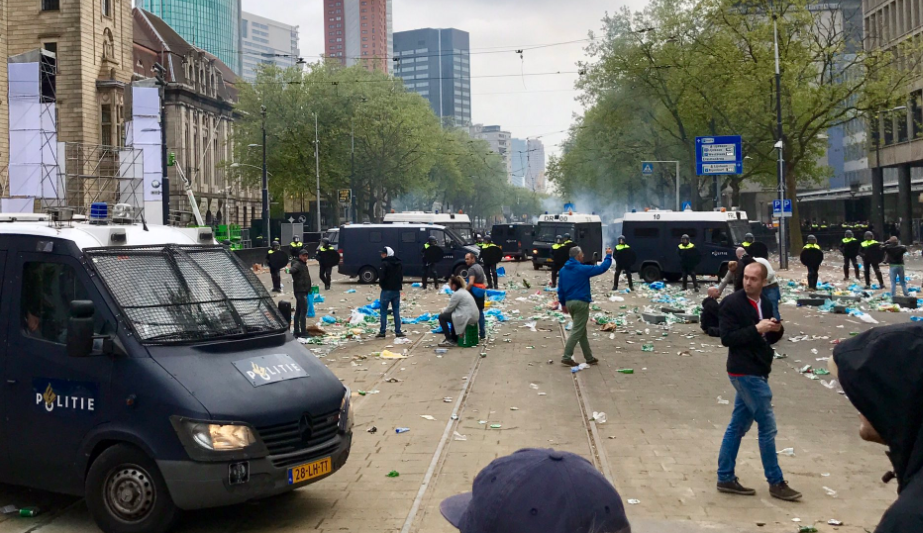 Rellen in Rotterdam: ME veegt Stadhuisplein en Coolsingel schoon (video)