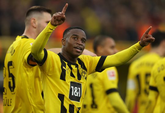 Bundesliga: grote Moukoko-show bij Dortmund, Bayern wint moeizaam na knotsgekke 1e helft bij Hertha