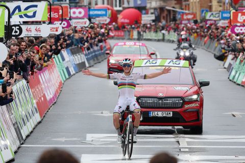 Masterclass: Remco Evenepoel pakt glansrijk de overwinning in Luik-Bastenaken-Luik
