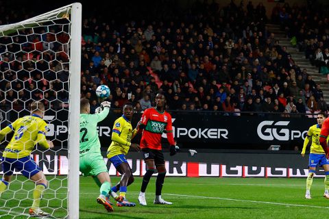📸 | Mysterie opgelost: dit is waarom Cambuur-fans prei op veld gooien tegen NEC