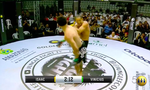 🎥 | Buikpijn! MMA-bullebak bezorgt opponent pak rammel na deze 'spinning back kick'
