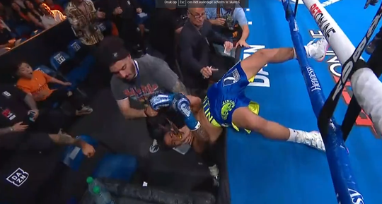 🎥​ | Bokser John Ramirez ramt Jan Salvatierra letterlijk de ring uit