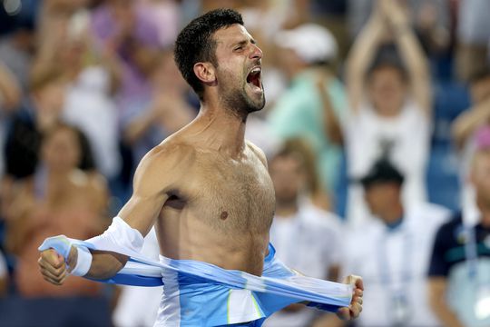 🎥 | Djokovic verslaat Alcaraz na prachtfinale in Cincinnati en trekt shirt stuk: 'Bizar!'