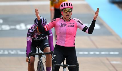 Alison Jackson wint sprint van kopgroepje bij Parijs-Roubaix