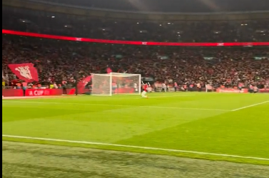 🎥 | Wout Weghorst laat teamgenoten links liggen en gaat na winst uit zijn dak met de fans
