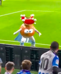 🎥 | Hi-la-risch: Sociedad-mascotte maakt thuisfans wild met Ronaldo's 'SIUUU'