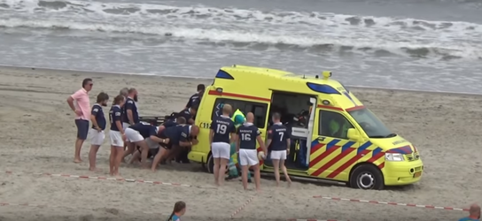 Haarlemse rugbyers zijn helden en duwen met scrum ambulance van het strand (video)