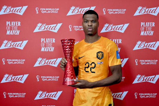 🎥 | Denzel Dumfries en Cody Gakpo bidden samen: 'We hebben bijzondere momenten gehad'