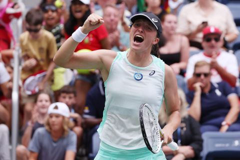 Iga Swiatek dreigt even de fout in te gaan maar gaat uiteindelijk makkelijk naar kwartfinale US Open