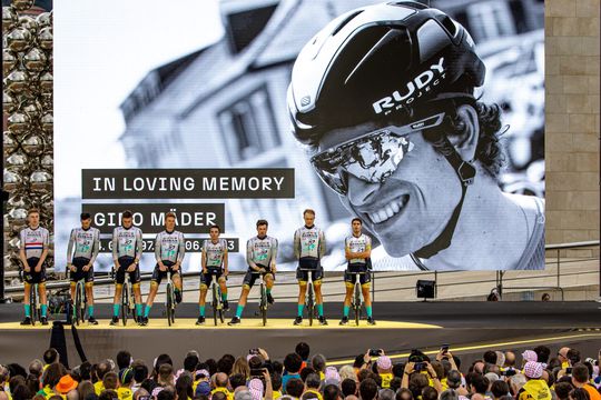 Teamgenoot van overleden Gino Mäder fietst voor het goede doel tijdens Tour de France