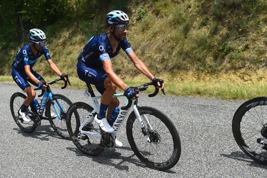 Alejandro Valverde gewond nadat auto hem en twee trainingsmaten aanrijdt, bestuurder vlucht