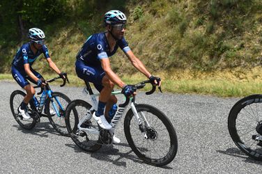 Alejandro Valverde gewond nadat auto hem en twee trainingsmaten aanrijdt, bestuurder vlucht