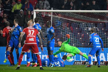 Koploper Genk wordt genekt door een vrije trap en een uitblinkende keeper