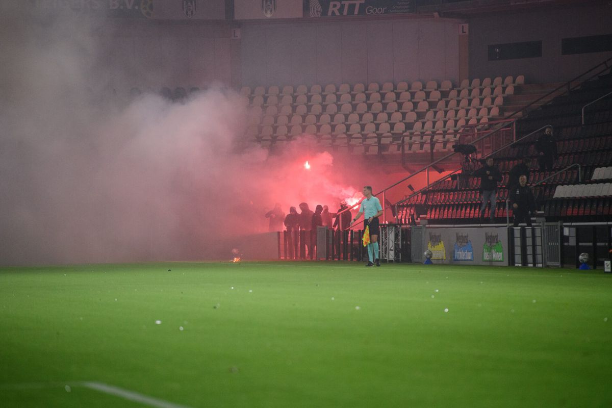 GEKKENHUIS! Ook Heracles-Fortuna Sittard stilgelegd door vuurwerk en fans in stadion