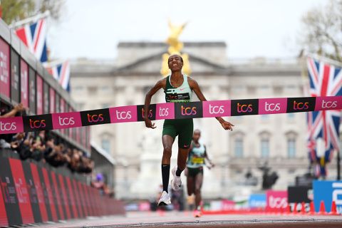 Droomdebuut voor Sifan Hassan! Zege bij Londense marathon na sensationele inhaalrace