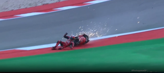 🎥  | Auw! Motorcoureur  Espargaro breekt meerdere botten bij keiharde crash