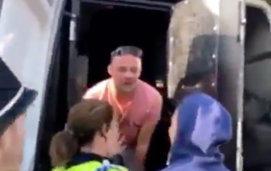 Opgepakte pitch invader krijgt in politiebusje bezoek van Birmingham-spits (video)